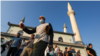 Крымские татары гуляют после молитвы во время мусульманского праздника Курбан-байрам, Саки