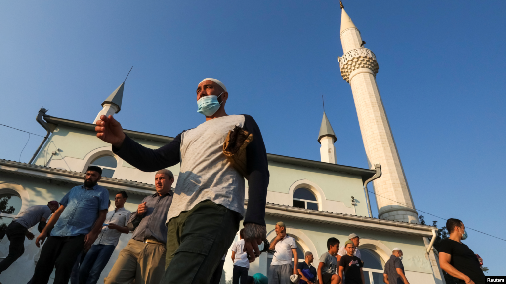Кримські татари гуляють після молитви під час мусульманського свята Курбан-байрам, Саки, окупований Крим