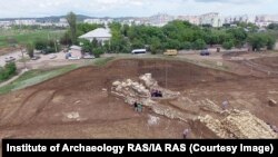 Lucrări de excavare la movila de lângă spitalul din Kerch, în octombrie 2018. Situl ar fi fost construit cel târziu în secolul al IV-lea î.Hr.