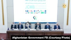 اشرف غنی رئیس جمهوری افغانستان ( از طرف راست شخص سوم) حین صحبت در نشست ویژۀ بورد مشترک نظارت و انسجام در کابل. ۶ اسد ۱۴۰۰