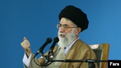 آیت الله خامنه ای رییس جمهوری آمریکا متهم به حمایت از یک دسته سیاسی در ایران کرد.