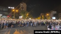 НОВИ САД, СРБИЈА – Антивладин протест во чест на жртвите од уривањето на настрешницата на железничката станица