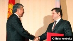 Кыргыз премьери Данияр Үсөнов менен Орусиянын энергетика министри Сергей Шматко өкмөттөр аралык комиссия жыйынынан кийин. Москва, 27-февраль, 2010-жыл. 