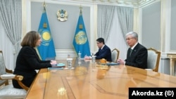 Қазақстан президенті Қасым-Жомарт Тоқаев АҚШ елшісі Джули Стаффтты қабылдаған сәт. Астана. 27 ақпан 2026 жыл.