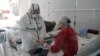 Осмотр пациентов в Республиканской инфекционной больнице. Бишкек. 