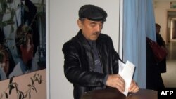 Чоловік голосує на виборах у столиці Узбекистану Ташкенті, 21 грудня 2014 року