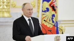 „Atacul lui Vladimir Putin asupra alegerilor din România este încă un exemplu al războiului hibrid pe care îl poartă asupra aliaților și partenerilor noștri europeni”, spun senatorii din Comisia de Politică Externă a Senatului SUA.