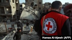 SВолонтер на Црвен Крст во источна Гута 