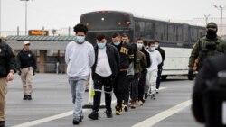 عده‌ای از مهاجران اخراجی در ژانویه ۲۰۲۵