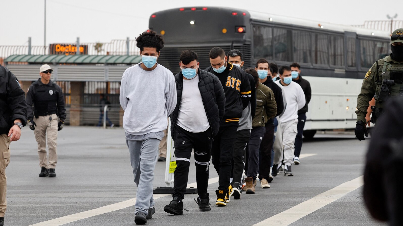 Migranții sunt deportați înapoi peste granița SUA cu Mexicul, în McAllen, Texas, pe 27 ianuarie. Administrația Trump a făcut presiuni asupra Serbiei și a altor țări balcanice pentru a accepta migranți deportați de Statele Unite.