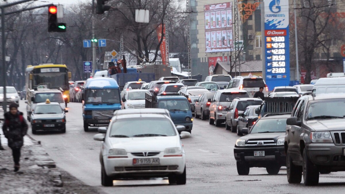 В Бишкеке автомобиль с дипномерами сбил двух пешеходов