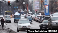 Автомобили на одной из центральных улиц Бишкека.