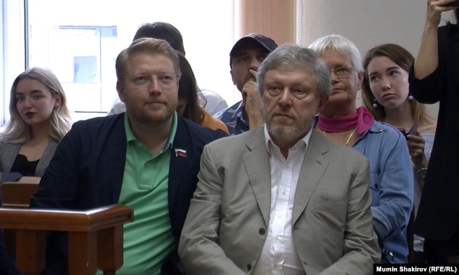 Григорий Явлинский и Николай Рыбаков в Московском городском суде по делу Валерия Костенка