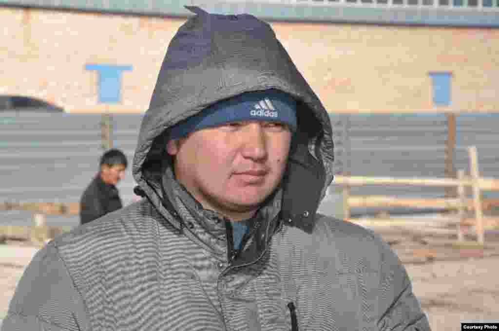 Продавец на скотном рынке Азамат Садыков говорит, что в три дня Курбан-Айта в Астану на продажу привозят 5-6 тысяч овец из соседних Карагандинской, Павлодарской областей и Семейского региона.