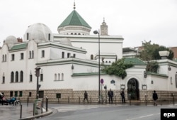Главная мечеть Парижа под охраной полиции. Январь 2015 года