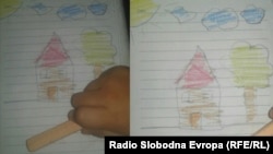 Dječak čiji su roditelji iz BiH u kampu je nacrtao kuću i veliko drvo pored nje.