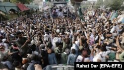 Supporters of the Tehrik-e Labaik Pakistan party rally in 2018. (file photo)