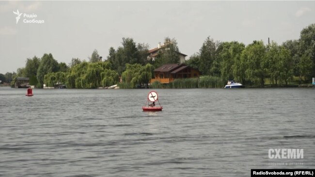Хто ж встановив буйки на річці біля орендованої Петром Порошенком землі?