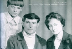 Василь Стус із дружиною Валентиною та сином Дмитром, 1978 рік
