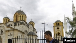 Kisha dhe xhamia në Ferizaj - foto nga arkivi. 