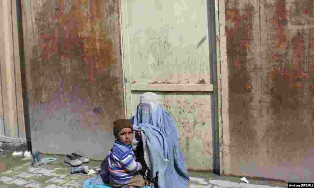 کابل: یوه افغان ښځه له خپل ماشوم سره