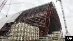 Строительство шатра над реактором в Чернобыле 