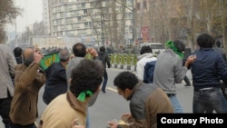 Eýranly protestçiler Tähranda polisiýa daş zyňýarlar. 27 dekabr. 2009