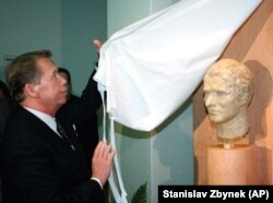 رونمایی از سردیس یان پالاخ توسط واتسلاو هاول، رئیس‌جمهور وقت چک، ۱۶ ژانویه ۱۹۹۹
