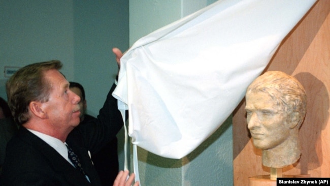Президент Чехії Вацлав Гавел відкриває бюст Яна Палаха, 16 січня 1999 року