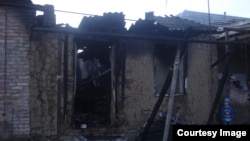 Разрушенный и сожженный дом родственников боевика в чеченском селе Янди