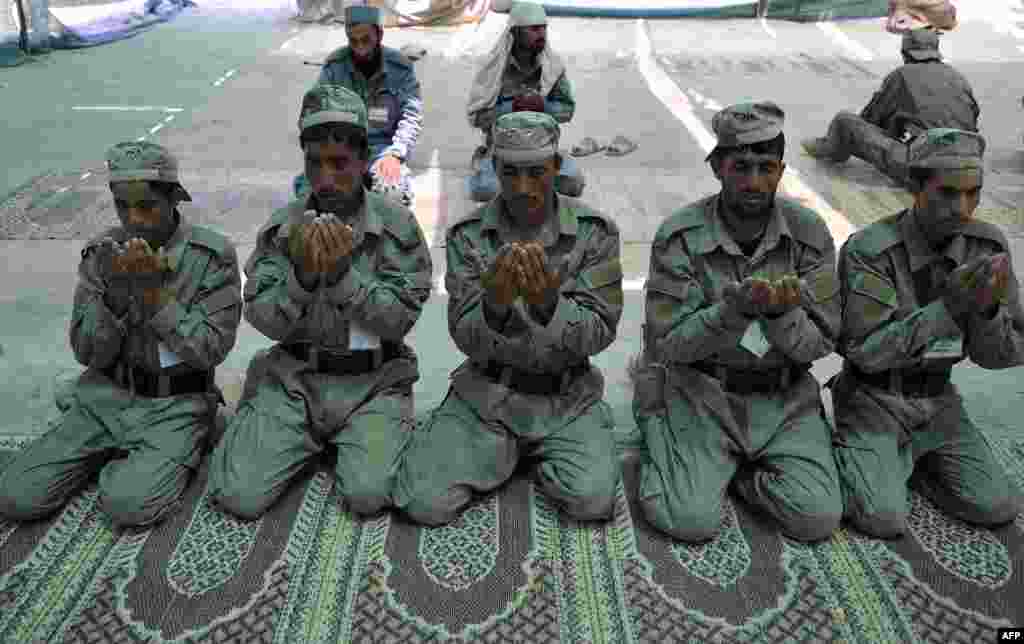 Аўганістан - курсанты паліцэйскай вучэльні падчас малітвы, Джалалабад, 20 чэрвеня 2013