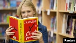 Në një librari në qendër të Londrës, një grua lexon "The Casual Vacancy", librin e parë për të rritur të autores J.K.Rowling 