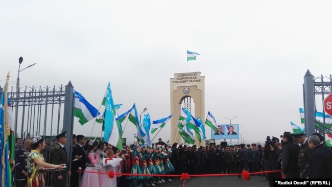 Церемония открытия одного из КПП на таджикско-узбекской границе