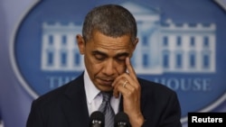 Президент Обама на брифинге с трудом сдерживал слезы.