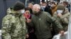 Žozep Borelj (u civilnoj garderobi), evropski izaslanik za spoljnu politiku i bezbednost, tokom posete jednom od prelaza koji razdvaja Ukrajinu i delove zemlje pod kontrolom proruskih snaga na istoku države, u oblasti Lugansk, 5. januara 2022.