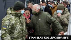 Josep Borrell (civil ruhában), az Európai Unió külügyi főmegbízottja és Sztanyica Luganszkaján, az ukrán kormány ellenőrizte terület és az orosz ajkú milíciák által kontrollált térség határátkelőjén 2022. január 5-én