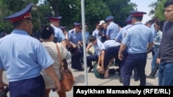 Полицияның азаматтарды ұстап жатқан сәті. Алматы, 9 маусым 2019.