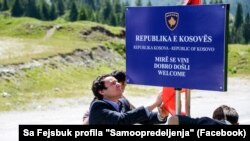 Predstavnici Samoopredjeljenja postavljaju tablu na teritoriji Crne Gore 27. juna 2016.