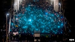 Участники многотысячной протестной акции в Будапеште 28 октября