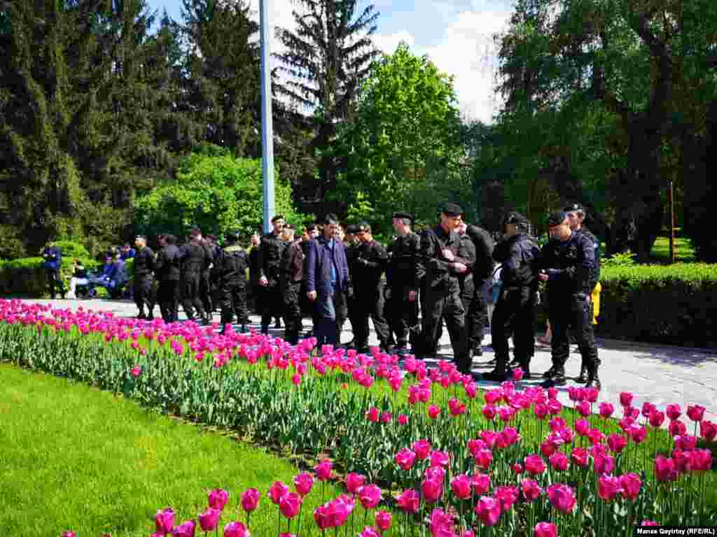 Сотрудники спецподразделения полиции, наблюдающие за акцией протеста в Центральном парке отдыха. Алматы, 1 мая 2019 года.