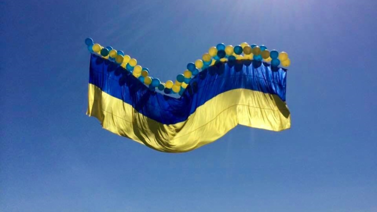 Почему украинский флаг. Жовто-блакитный флаг. Прапор Украины. Украина флаг Украины. Развевающийся флаг Украины.