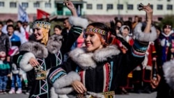 Женщины в традиционных костюмах выступают во время празднования в преддверии Международного дня коренных народов мира в Дудинке, 6 августа 2016 года. Иллюстративное фото
