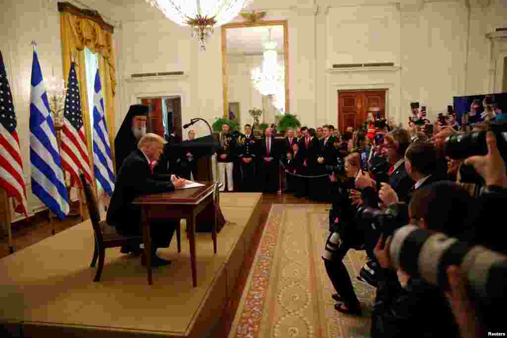 САД - Американскиот претседате Доналд Трамп потпиша проглас, по повод годишнината од независноста на Грција од Отоманската империја. Тој ова го направи во пресрет на грчкиот празникот што се одбележува на 25-ти март ден кога во 1821 година, Грците кренаа востание. Трамп, кој им беше домаќин на собирот во Белата куќа на членови на Грчката православна заедница, во еден момент им фрли капа со фразата во стилот на неговата претседателска кампања Повторно направете ја Грција голема, напишана на грчки јазик.