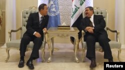 Iraqi Foreign Minister Hoshyar Zebari (right) meets with UN Secretary-General Ban Ki-moon in Baghdad on December 6.
