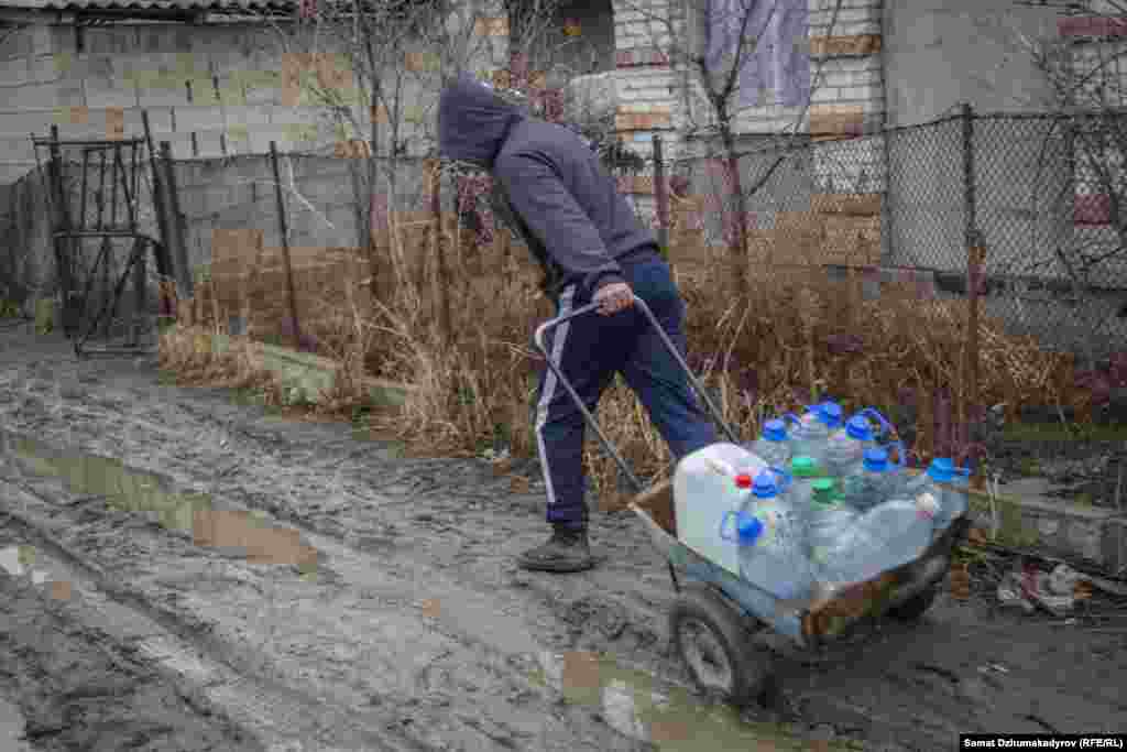 Суу ташыган бала.&nbsp;