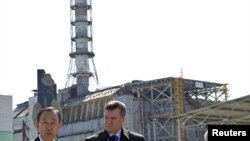 President Viktor Yanukovych, UN Secretary-General Ban Ki-moon, and IAEA Director-General Yukiya Amano talk to the media as they visit the Chornobyl nuclear power plant on April 20, 2011 