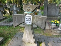 Могила Невідомого солдата Армії УНР на кладовищі у Варшаві