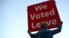 Një mbështetës i largimit të Britanisë nga BE-ja mban në duar një pankartë ku shkruan: “Ne kemi votuar që të largohemi”.
