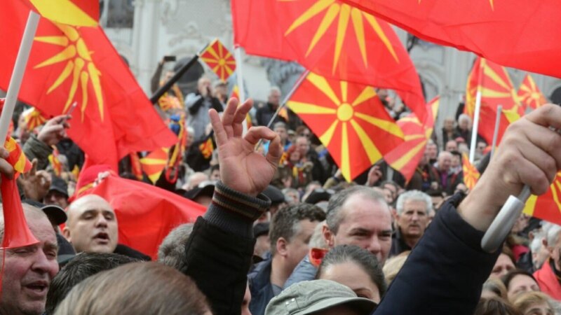 Договорот за името и улогата на опозицијата во Македонија и во Грција