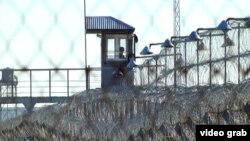 Сторожевая вышка и металлическое ограждение по периметру тюрьмы в Актобе. 9 ноября 2014 года.
